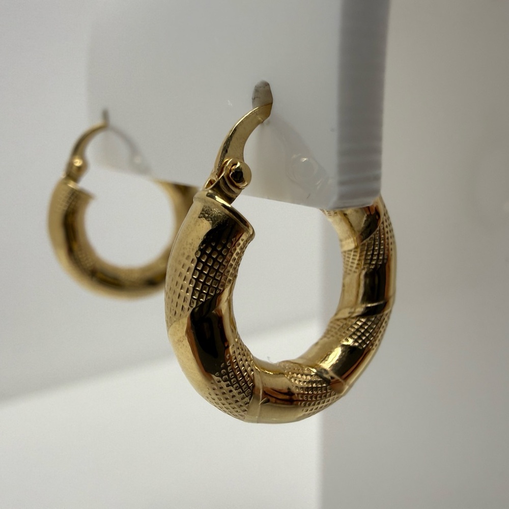 18K Genuine YG Gold Textured Hoop Earrings 18mm (Preowned) - Picture 12 of 17